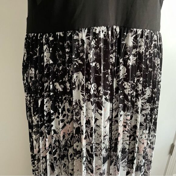 NWT Xscape Maxi Gown, Size 16W - Picture 4 of 10